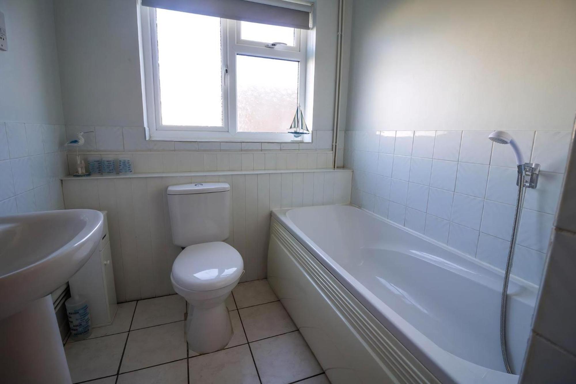 Great 3 Bedroom Chalet To Hire With In Hemsby, Great Seaside Break! Ref 18194B Exterior photo