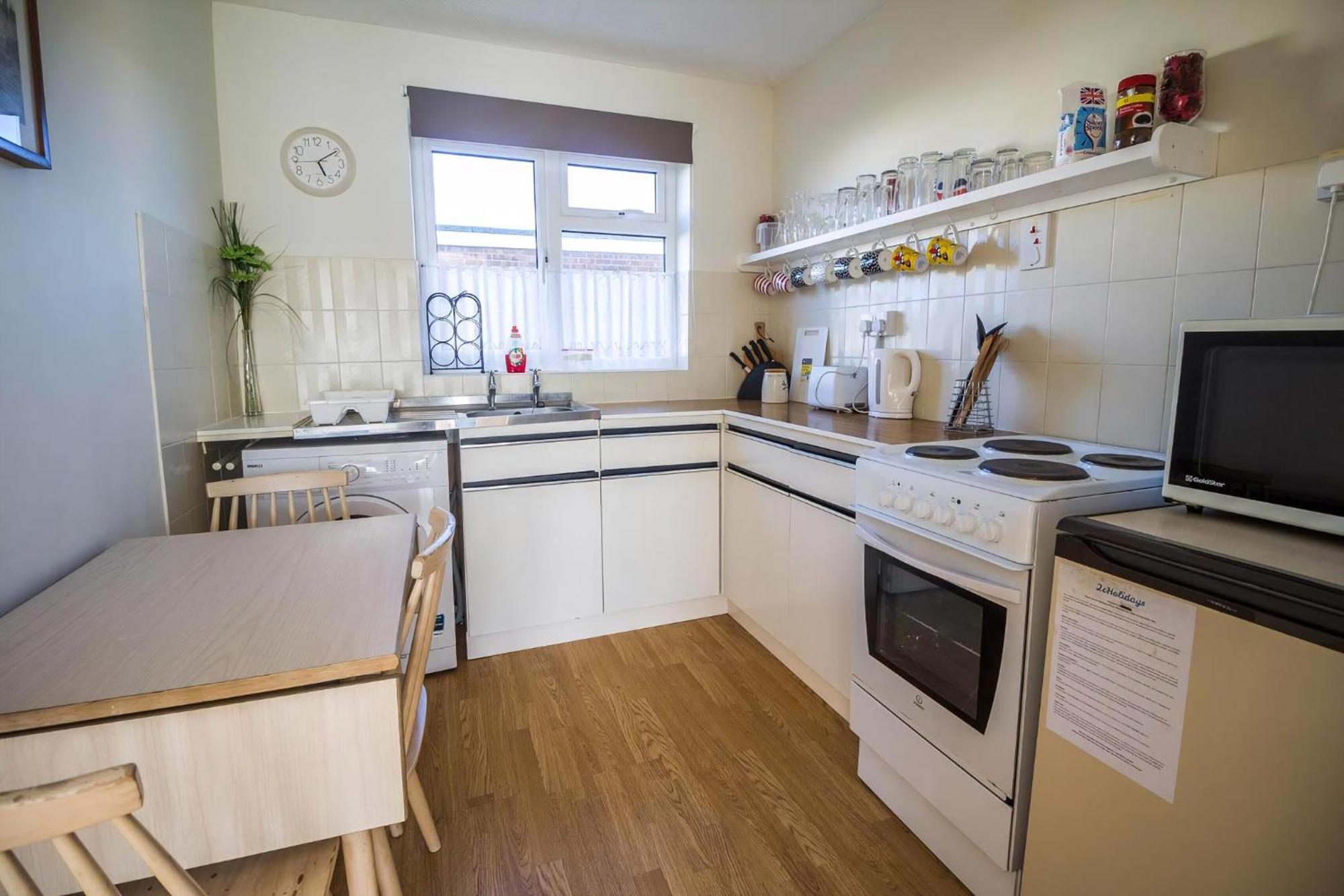 Great 3 Bedroom Chalet To Hire With In Hemsby, Great Seaside Break! Ref 18194B Exterior photo